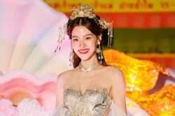Baifern được khen đẹp tựa nữ thần trong lễ hội đầu năm mới
