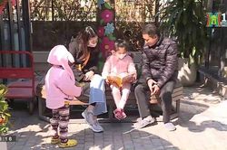 Tặng sách cho trẻ, gửi gắm ước vọng đầu năm