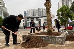 Quận Thanh Xuân phát động 'Tết trồng cây đời đời nhớ ơn Bác Hồ'