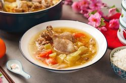 Làm canh vịt nấu dưa cải chua hao cơm