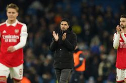 Arsenal bị loại khỏi cúp FA, huyền thoại MU dè bỉu