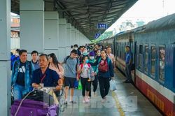 Mùng 7 tháng Giêng: Sân ga nhộn nhịp hành khách trở về TPHCM