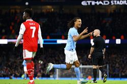 CLIP: Sao Man City lập siêu phẩm, 'đá văng' Arsenal khỏi FA Cup