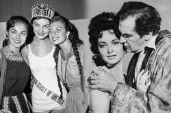 Màn tước vương miện chấn động toàn cầu của Miss USA: Hoa hậu 18 tuổi đã có 2 đời chồng
