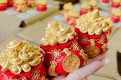 Ngày vía Thần Tài: Lì xì mạ vàng 24k tài lộc, tháp tỏi, hũ muối, gạo vàng... đắt khách mua