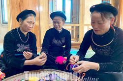 Khâu còn - sự khéo léo của phụ nữ dân tộc thiểu số