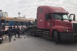 Xe container bị tàu hỏa 'san bằng' phần thân