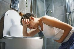 Hội chứng bí ẩn khiến cô gái nôn không ngừng trong hai năm