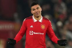 Casemiro nhận mưa lời khen