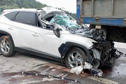 Hyundai Tucson nát đầu trên cao tốc, 2 người bị thương