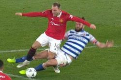 Cú vào bóng khiến Eriksen phải chống nạng