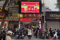 Tấp nập người mua vàng trước ngày vía Thần Tài