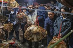 Tấp nập phiên chợ 'cả năm chỉ họp một lần' tại Nam Định