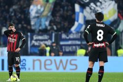 Milan và Juventus cùng thua thảm trên sân nhà