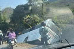 Lật xe ở đèo Cón, nhiều hành khách bị thương nhẹ