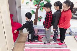 Dạy trẻ tính kiên nhẫn từ thói quen tập xếp hàng