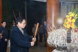 Thủ tướng Chính phủ dâng hương tại Khu di tích Ngã ba Đồng Lộc và đi kiểm tra tiến độ thi công cao tốc Bắc - Nam