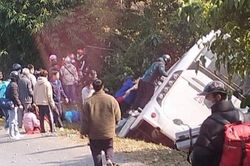 Phú Thọ: Ô tô khách chở hơn 40 người bị lật