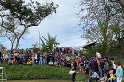 Màn thi đi cầu đu đưa của trai làng ở lễ hội khai hạ