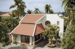 Nhà mái dốc truyền thống ở Hà Nội quanh năm mát mẻ với vườn cây, ao cá
