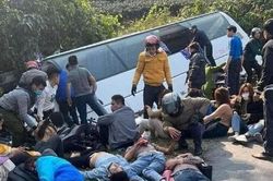 Ô tô khách 47 chỗ bị lật tại Phú Thọ, người dân đập cửa kính giải cứu nạn nhân