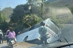 Phú Thọ: Lật xe khách ở đèo Cón, hành khách bị thương nhẹ