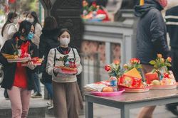 Nam thanh nữ tú 'dập dìu' đi lễ chùa Hà đầu năm mong cầu 'khi về có đôi'