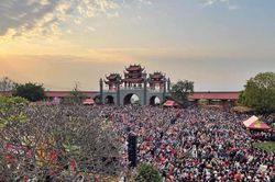 Chùa Ba Vàng đông nghịt người ngày mùng 8 Tết