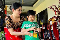 Nhật Kim Anh đưa quý tử về quê ngoại sum họp, nhóc tỳ hào hứng trổ tài nhiếp ảnh gia