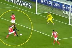 Messi bị chế nhạo sau pha bỏ lỡ từ cự ly gần