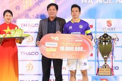 Hà Nội FC vẫn bay bổng với Văn Quyết