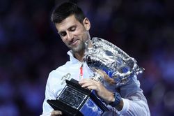 Novak Djokovic: Vô địch Australian Open với những giọt nước mắt