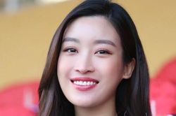 Hoa hậu Đỗ Mỹ Linh xinh đẹp trên khán đài cổ vũ đội bóng của ông xã