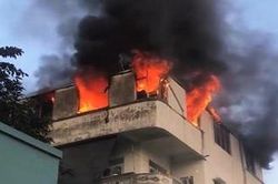 Lửa cháy ngùn ngụt trên ngôi nhà 5 tầng ở Hà Nội