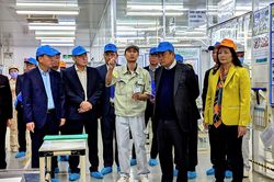 Chủ tịch TP Hà Nội thăm, động viên các đơn vị sản xuất đầu năm