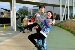 Gia đình Jennifer Phạm du xuân đầu năm, quý tử cao lớn nay đã nhấc bổng được cả mẹ