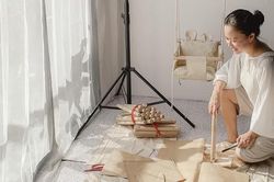 Mẹ khéo tay thiết kế chiếc xích đu vải tặng con