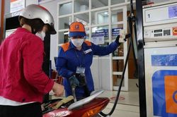 Nhiều cửa hàng bị phạt do ngừng bán, giới hạn lượng bán trước giờ xăng tăng giá