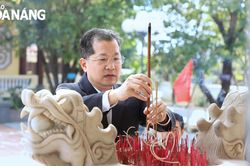 Bí thư Thành ủy Nguyễn Văn Quảng dâng hương tại các di tích lịch sử