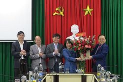 Ông Lê Hữu Hoàng thăm, chúc Tết Trường Đại học Khánh Hòa