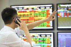 Chứng khoán có thể tiếp tục giảm, nhà đầu tư nên làm gì?
