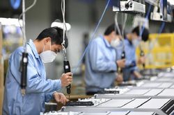 Năm 2023, lao động nam nghỉ hưu khi 60 tuổi 9 tháng và nữ là đủ 56 tuổi
