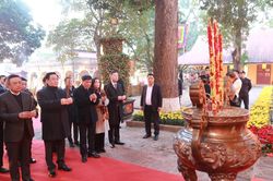 Chủ tịch Quốc hội Vương Đình Huệ dâng hương tại Hoàng thành Thăng Long