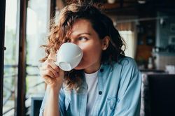 8 cách ngăn răng bị ố vàng khi uống cà phê