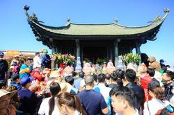 Vạn người chen lấn lễ bái, nhét tiền lên chuông, khánh chùa Đồng