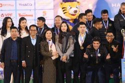 Đứng cạnh con dâu Hoa hậu, mẹ chồng Đỗ Mỹ Linh gây chú ý