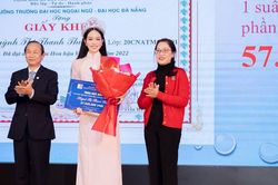 Hoa hậu Thanh Thủy nhận bằng khen và học bổng