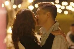 Thùy Anh 'dở khóc dở cười' khi đóng cảnh hôn 'ông bố 3 con' Mạnh Trường