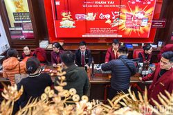Người dân háo hức mua vàng mong rước lộc đầu năm