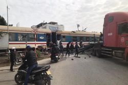 Nhân viên trực gác chắn chậm hạ barie, không phát tín hiệu dừng tàu hỏa